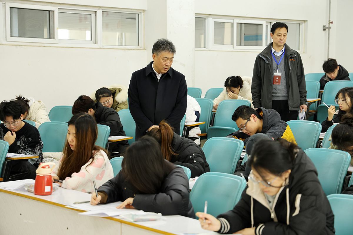 司林胜等校领导到期末考试考场巡考